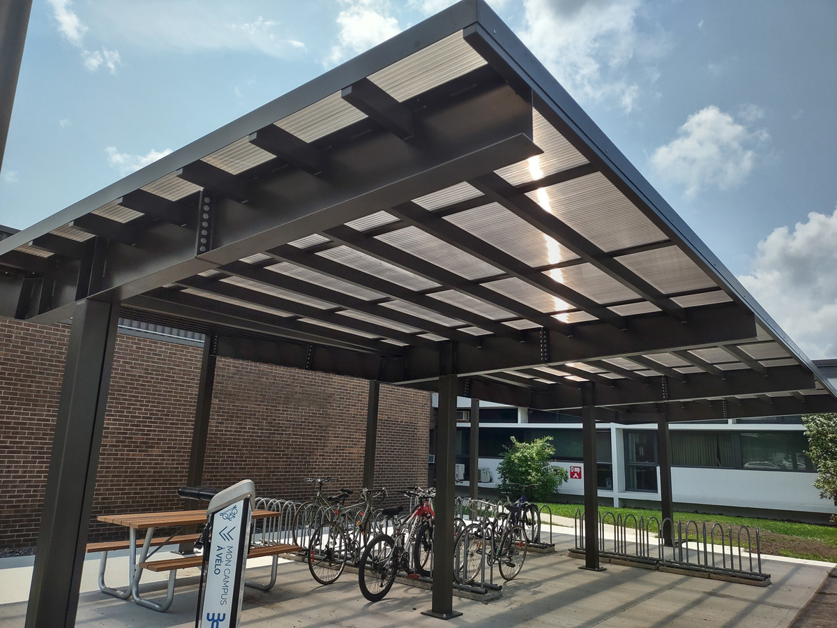 Support à vélo avec toit au campus de St-Hyacinthe.