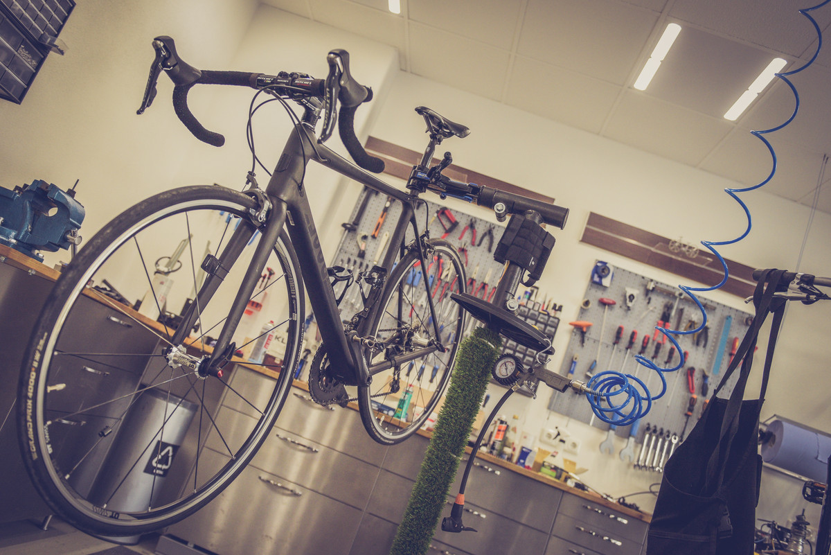 Atelier réparation vélos.