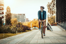 Homme cycliste roulant en ville.