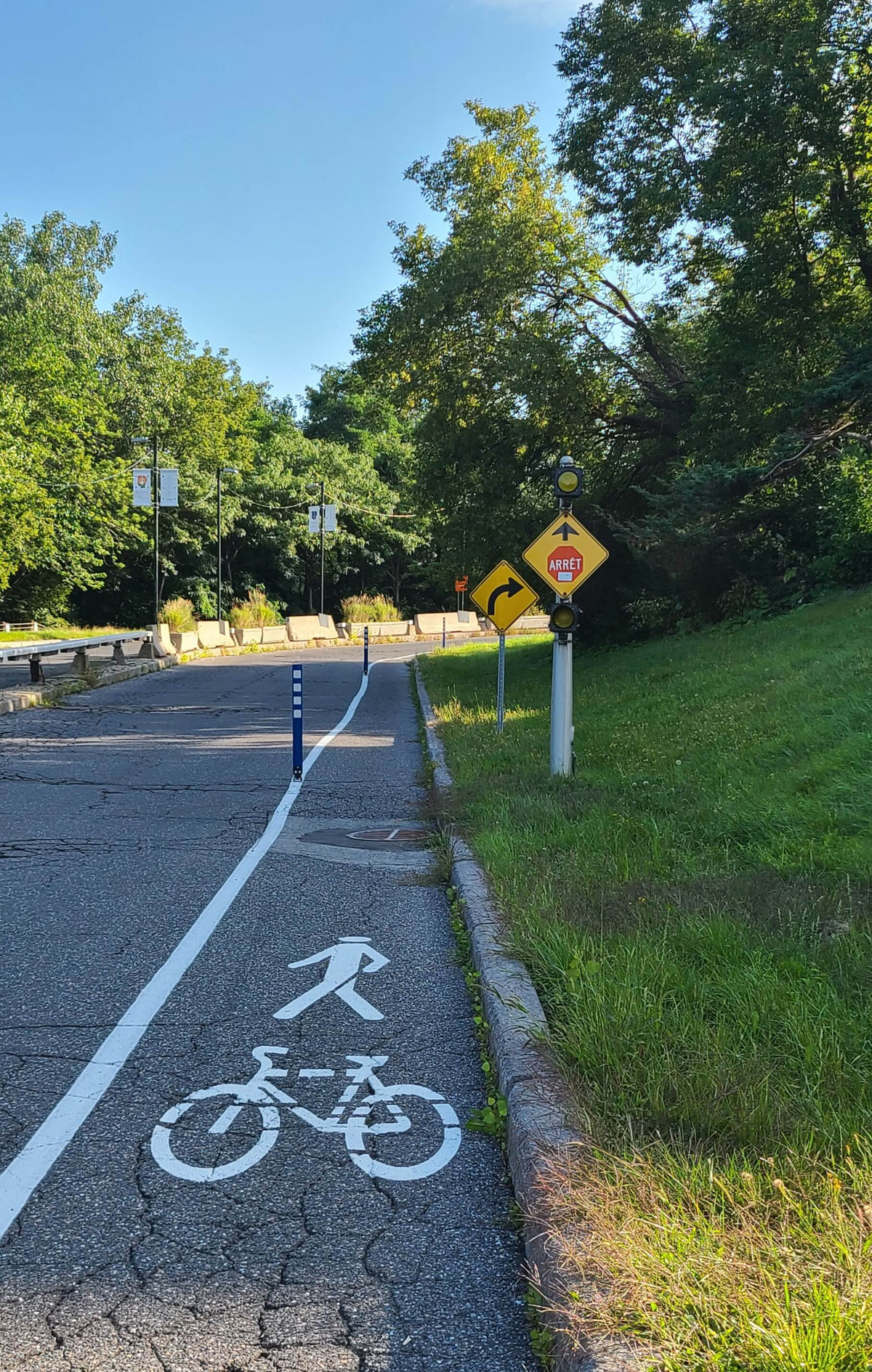 Marquage d'un signe de vélo sur la piste.