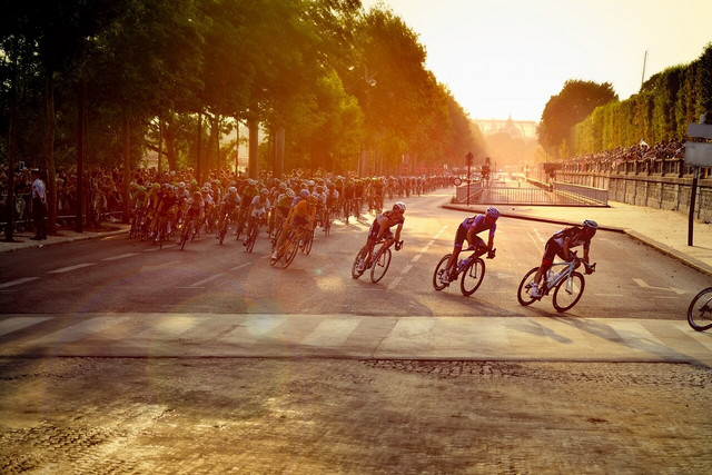 Groupe de cycliste prenant de la vitesse.