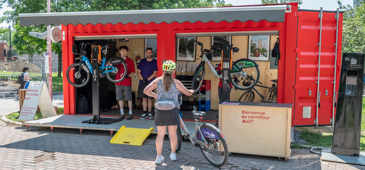 Gens échangeant au Carrefour Bixi.