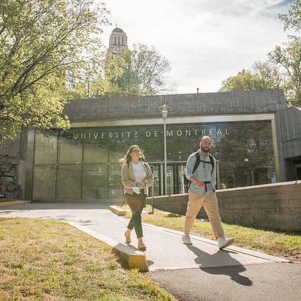 Deux étudiants sortant du métro Université de Montréal.