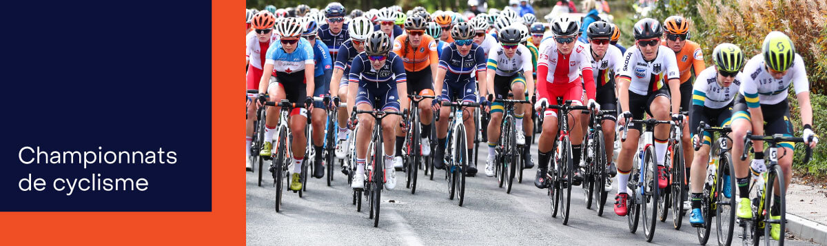 Plusieurs cycliste en course.