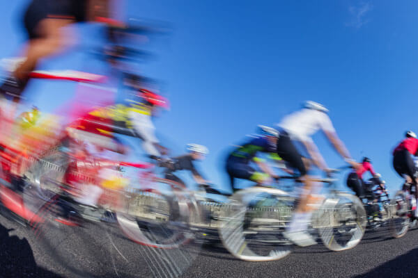 Cyclistes en vitesse.