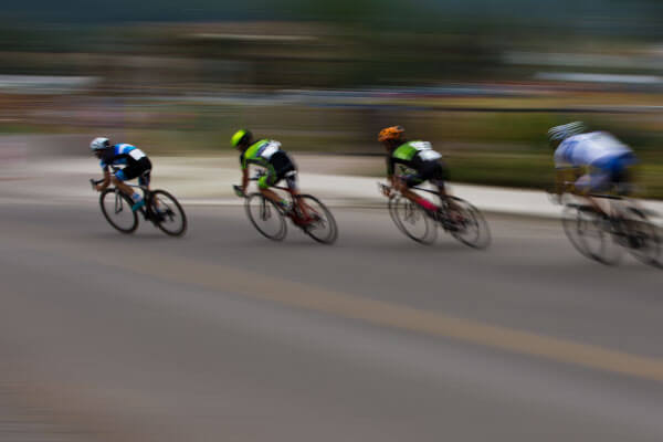 4 cyclistes se suivant à la course.