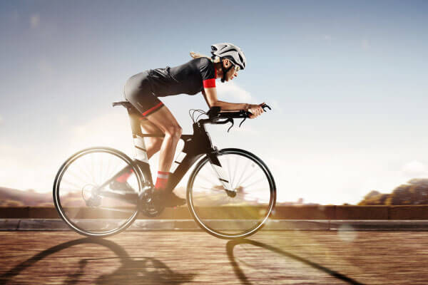 Un cycliste à contre-jour.