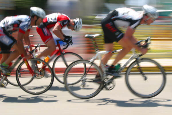 Trois cyclistes en compétition.
