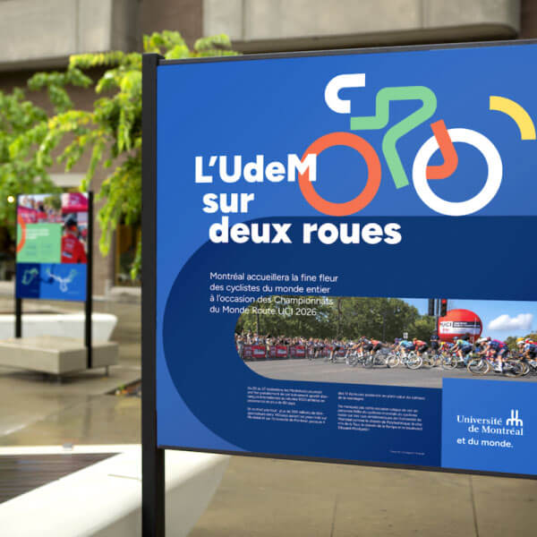 Pancarte de l'exposition l'UdeM sur deux roues avec un dessin abstrait de cycliste.