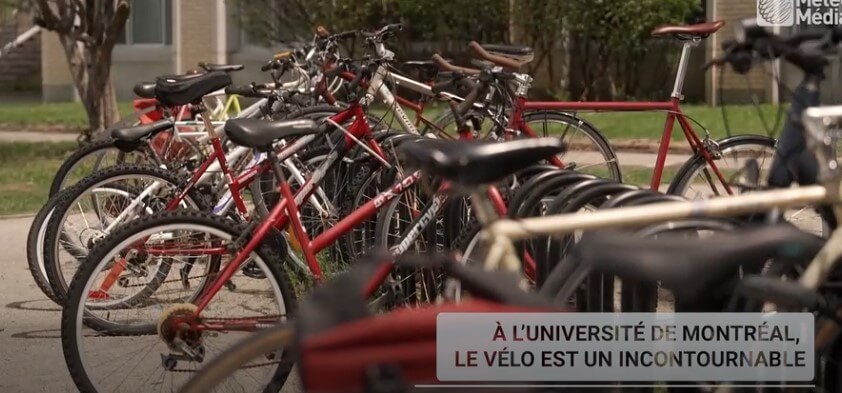 Stationnement à vélo.