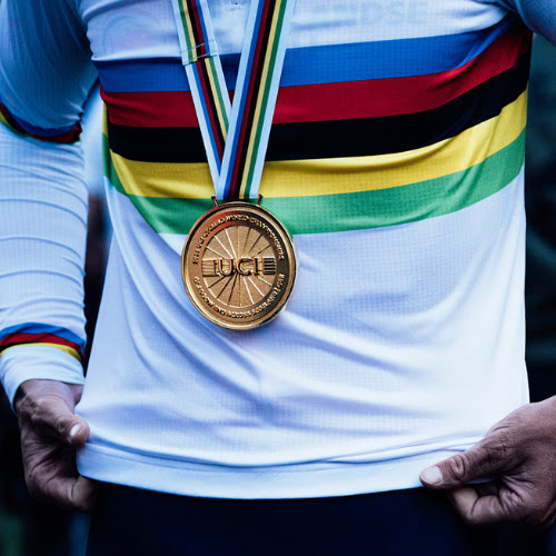 Médaille des mondiaux du cyclisme sur un cycliste.