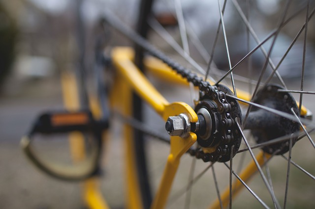 Roue de vélo jaune.